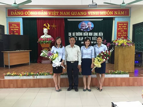 Chi bộ Trường mầm non Long Biên tổ chức
 “ Lễ kết nạp đảng viên mới”
